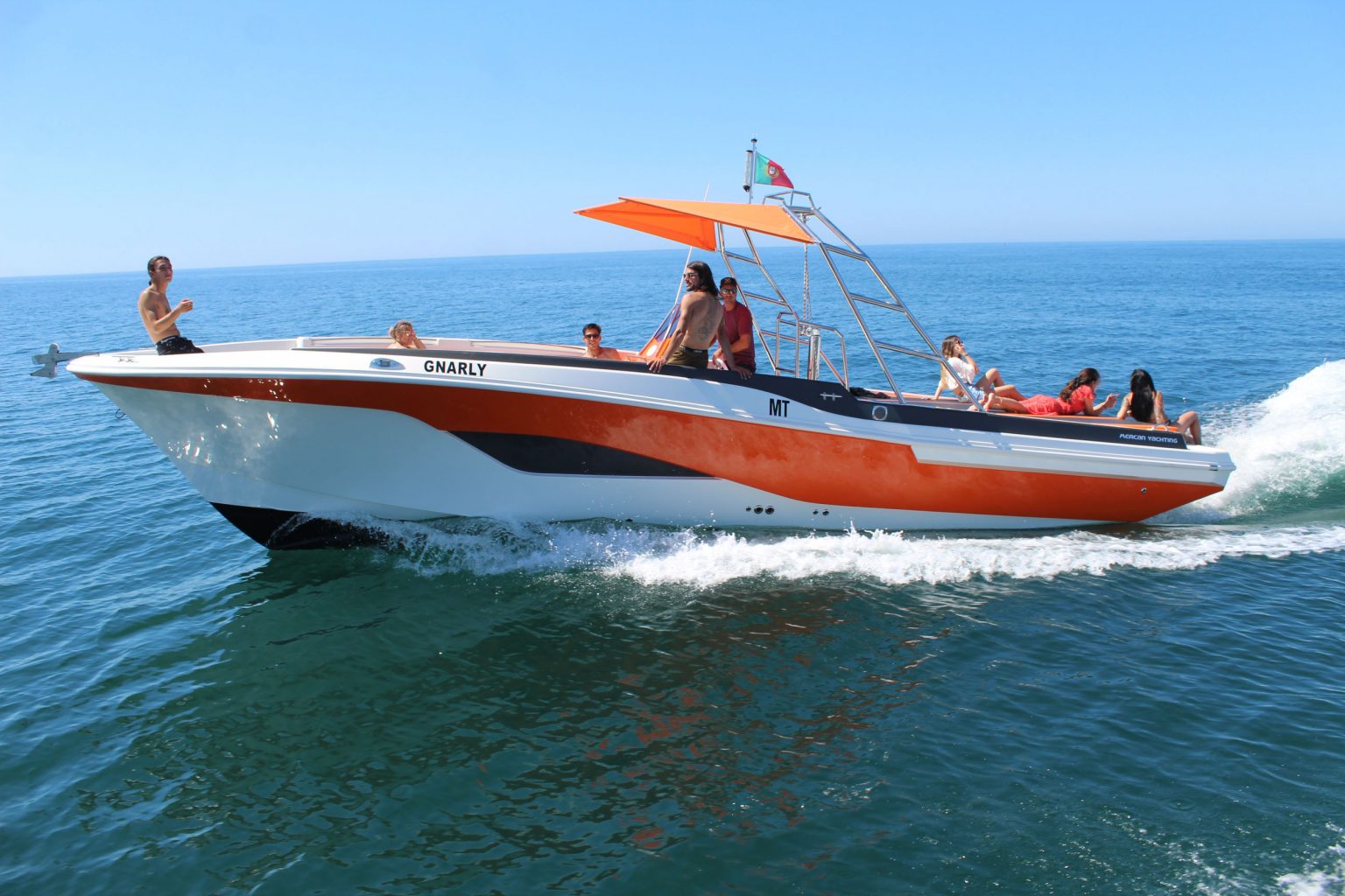 Spacious speedboat with seating