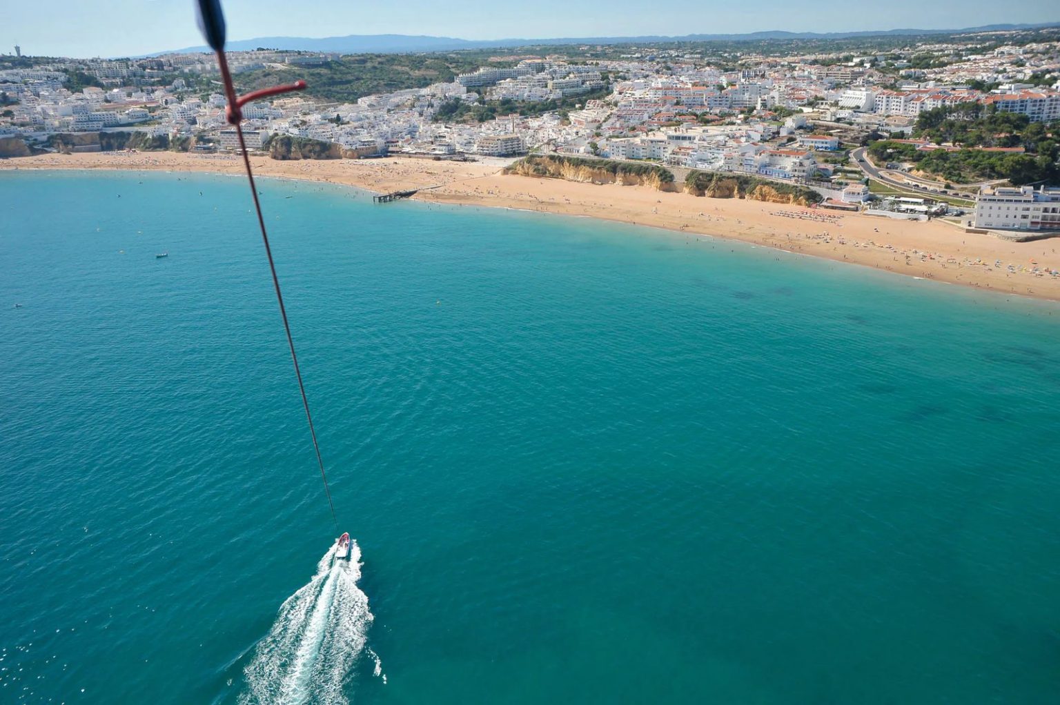 Vista da praia e da cidade de Albufeira a partir do paraquedas