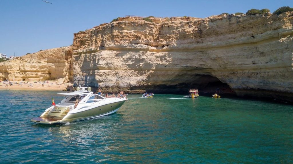 Iate privado ancorado junto à gruta de Benagil, na costa algarvia