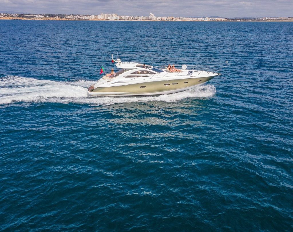 Iate Sunseeker Portofino 53 em velocidade ao largo da costa algarvia