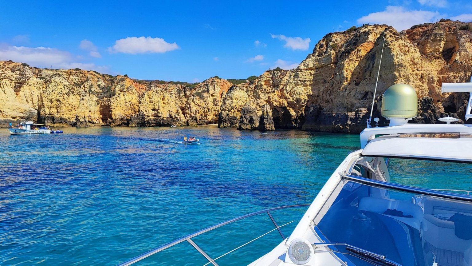 Falésias douradas e águas turquesa na Ponta da Piedade vistas de um iate privado